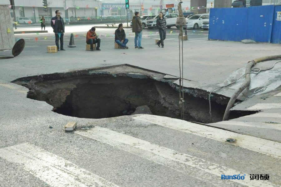 因管道的纵向变形造成的道路塌陷